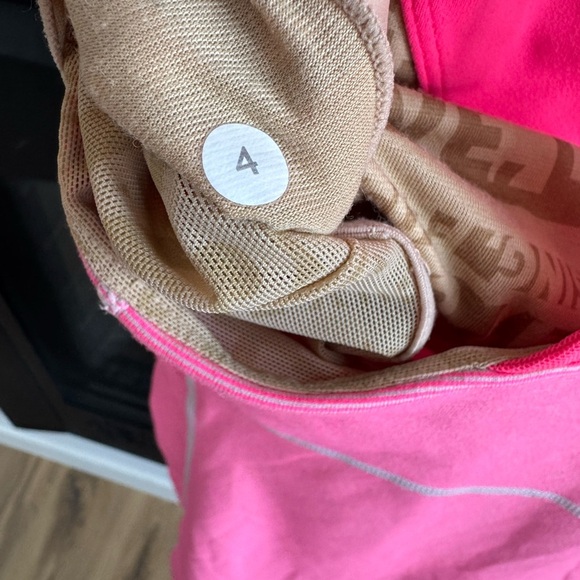 💗 Lululemon Athletica Hot Pink performance Tank with Built-In Shelf Bra – Size 4 - Picture 3 of 3